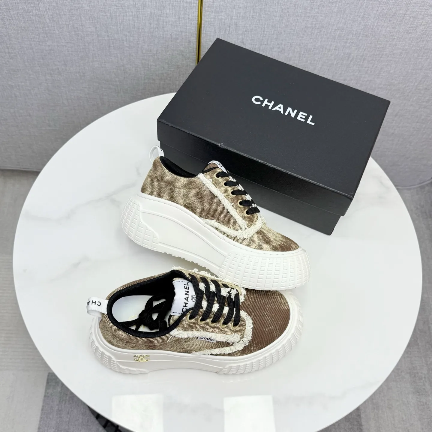 💕💕Factory direct selling price p640💕💕 Chanel Panda Shoes! 2025 counter's top casual sports shoes, this classic design; the upper is in the style of electric embroidery with various techniques; the outsole is fashionable and sporty; the unusual inclusion of a variety of color matching elements... The diversified mix and match is very good-looking and versatile, and can be used for leisure, fashion, sports, and outdoor... ꫛꫀꪝ Go➫ Materials: ❶Upper made of: original imported first-layer silk cowhide + original version waterproof cloth + original first-layer cowhide ❷Inner lining: Original Yangli+wang ❸ Outsole based on: Original TPU combination outsole Counter boutique packaging complete set for women 35–41